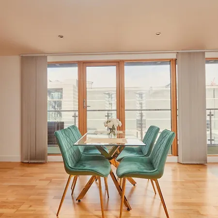 Dock Apt, Free Secure Parking! 2 Bed * Leeds (West Yorkshire)