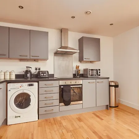 Dock Apt, Free Secure Parking! 2 Bed Apartament