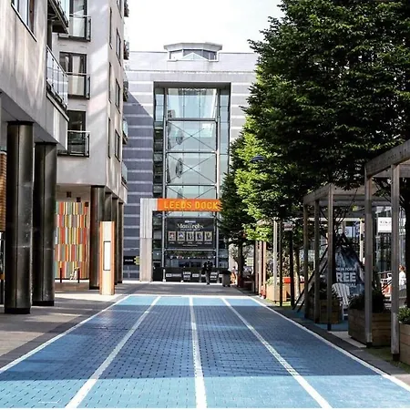 Dock Apt, Free Secure Parking! 2 Bed * Leeds (West Yorkshire)