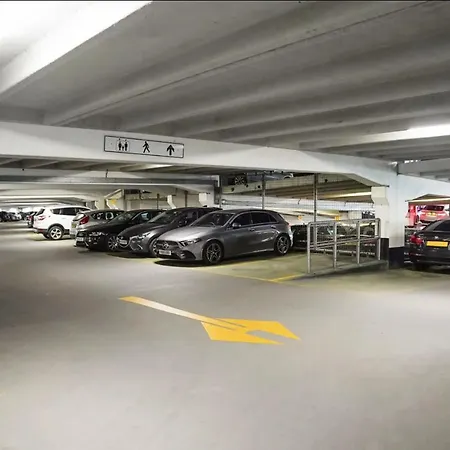 Dock Apt, Free Secure Parking! 2 Bed