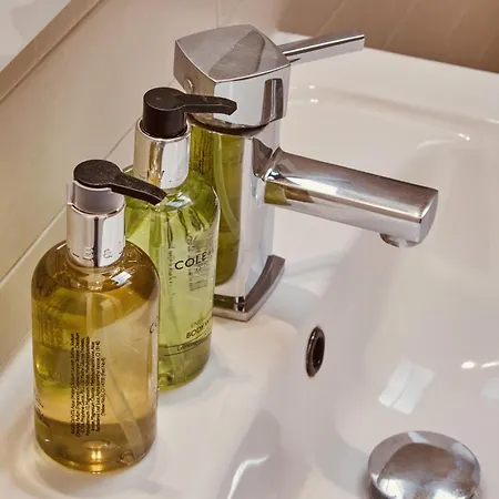 Dock Apt, Free Secure Parking! 2 Bed