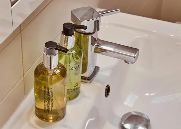 Dock Apt, Free Secure Parking! 2 Bed