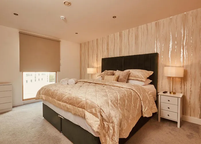 Dock Apt, Free Secure Parking! 2 Bed * Leeds (West Yorkshire)