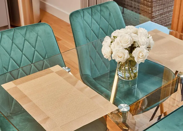 Dock Apt, Free Secure Parking! 2 Bed