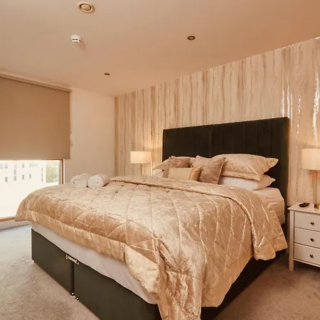 Dock Apt, Free Secure Parking! 2 Bed * Leeds (West Yorkshire)