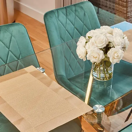 Dock Apt, Free Secure Parking! 2 Bed