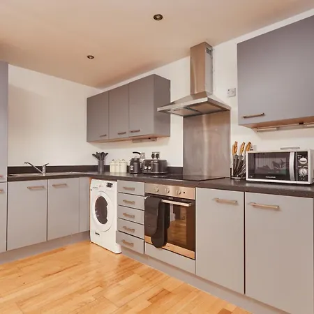 Dock Apt, Free Secure Parking! 2 Bed *