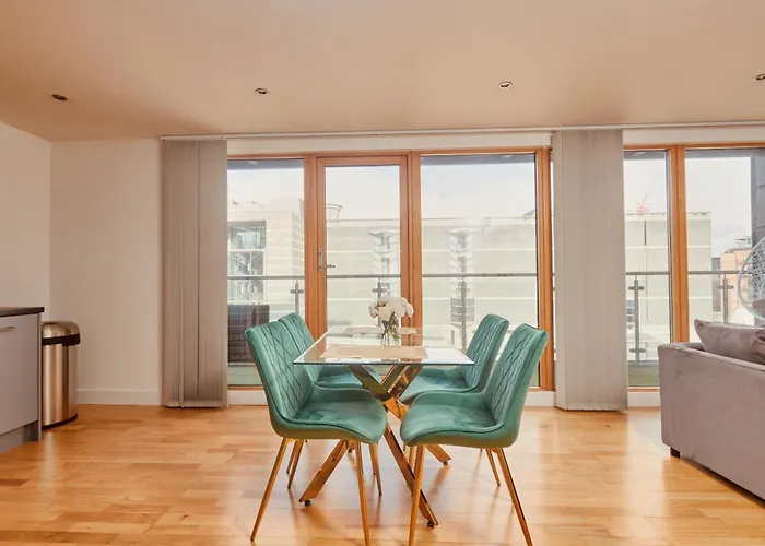 Dock Apt, Free Secure Parking! 2 Bed * Leeds (West Yorkshire)