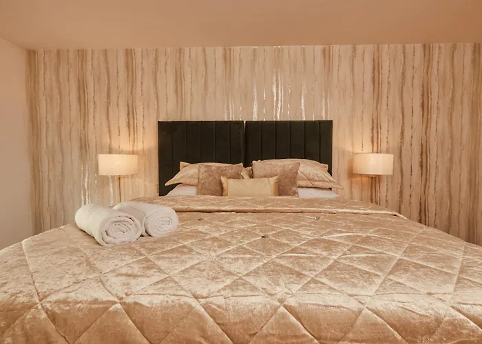 Dock Apt, Free Secure Parking! 2 Bed