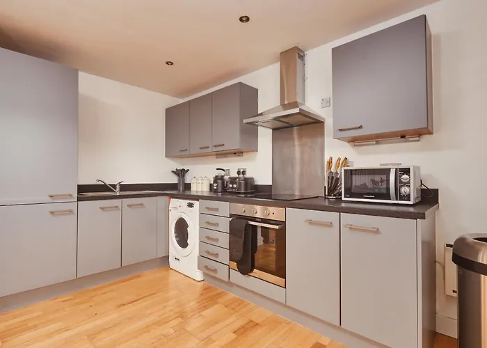 Dock Apt, Free Secure Parking! 2 Bed *